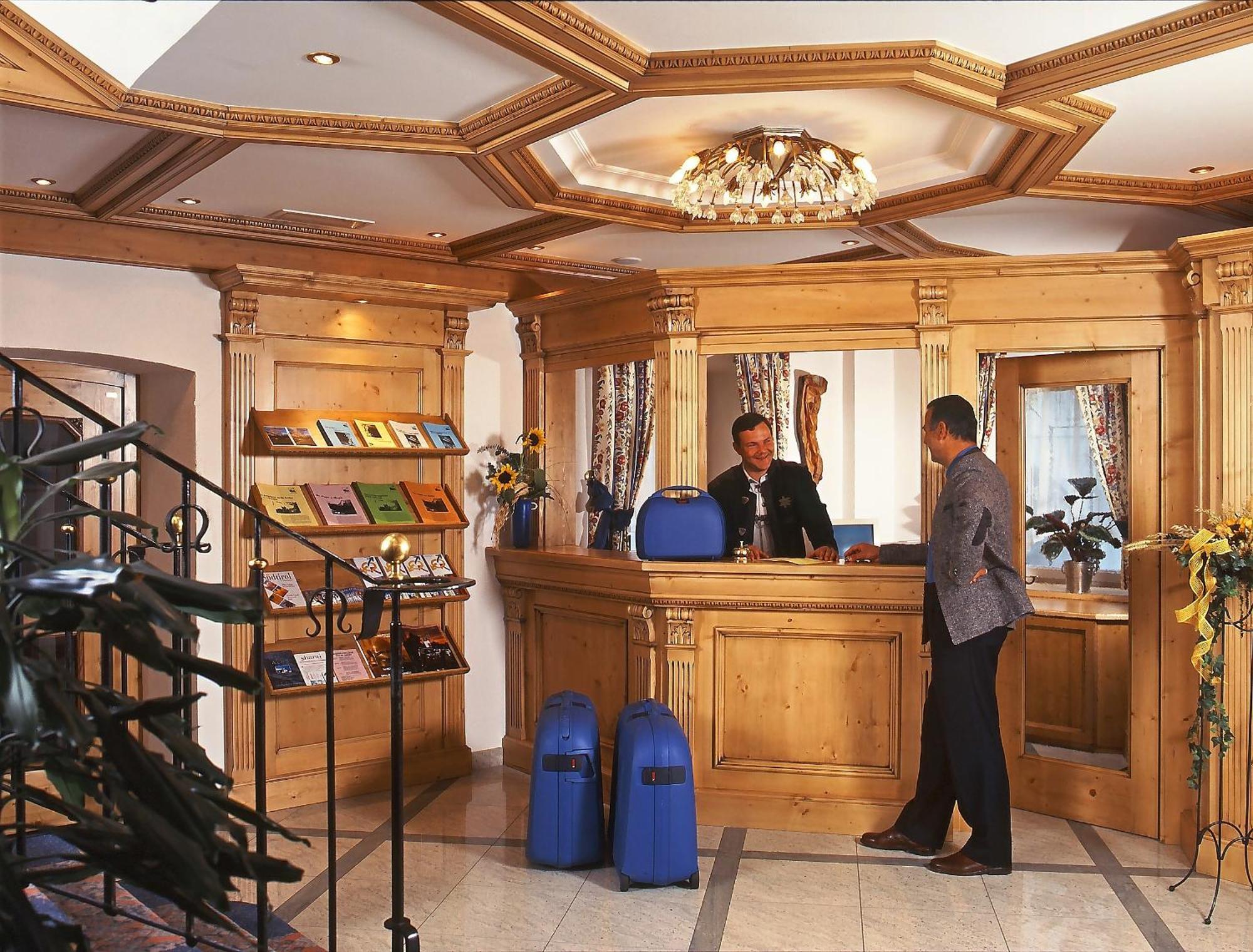 Hotel Zum Wolf กัสเตลรอตโต ภายนอก รูปภาพ